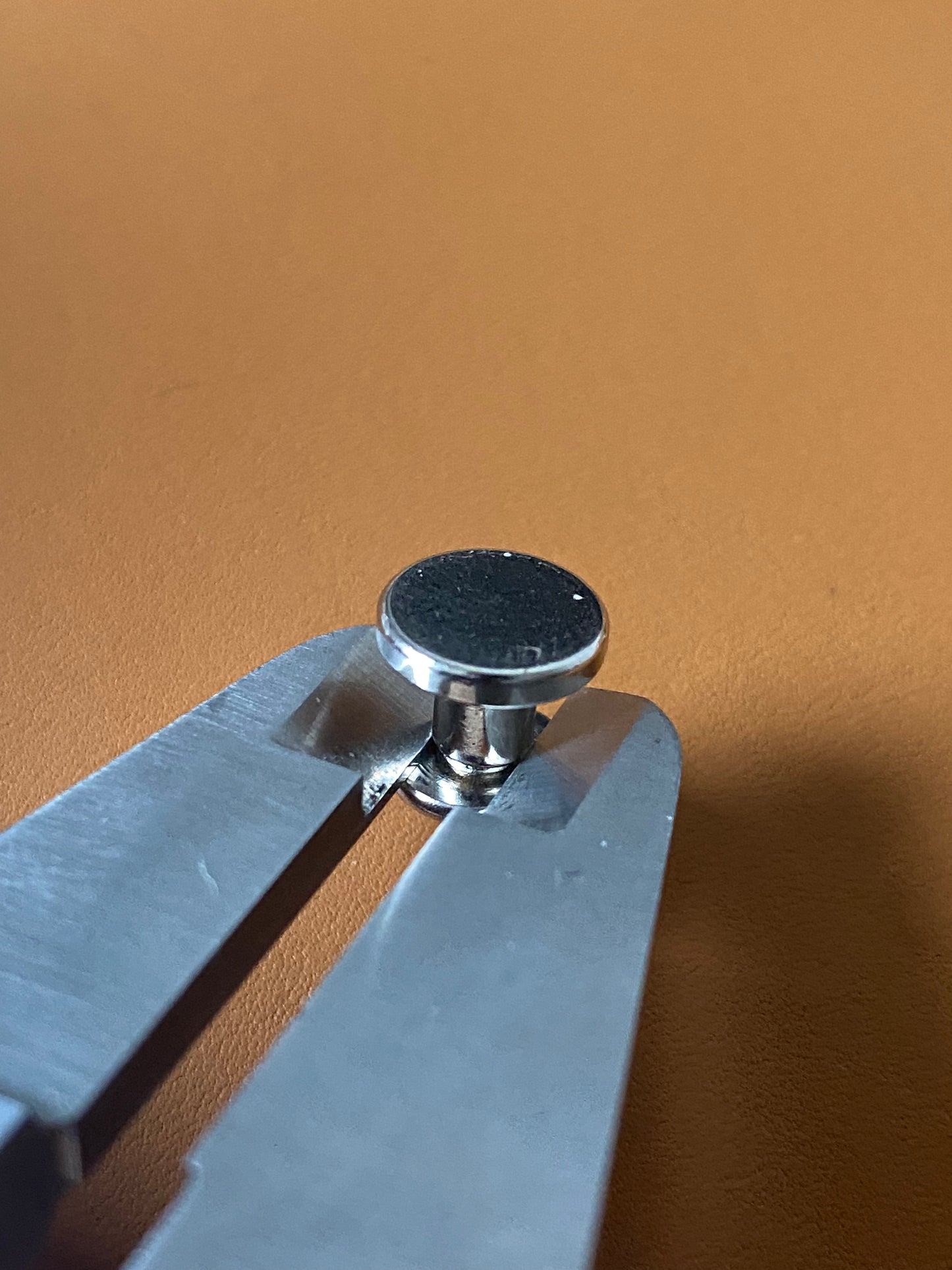 Buchschraube Schaft 5x5 mm. Schlitz o. Kreuz. Hülsenkopf 9mm