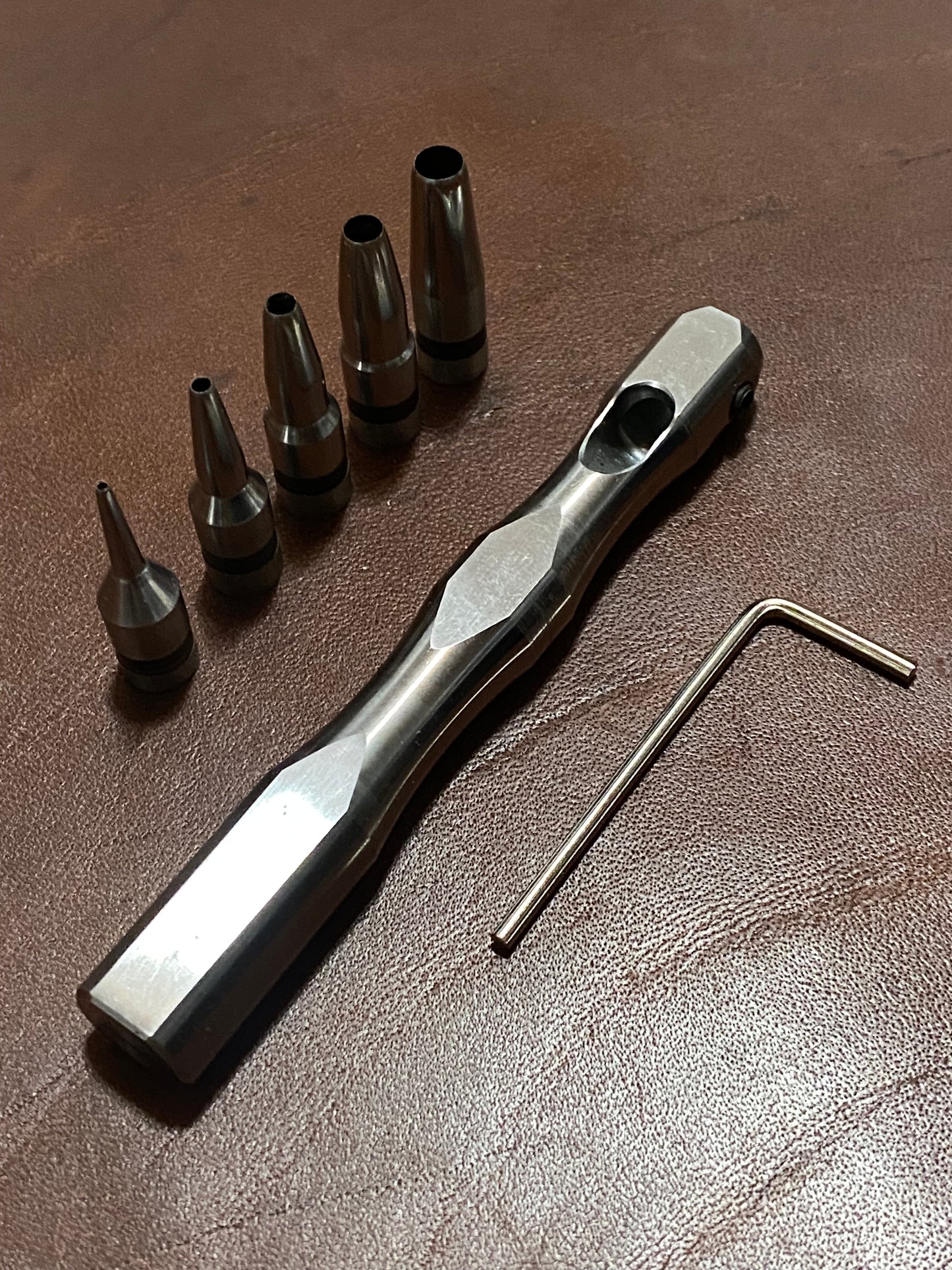Kevin Lee Locheisen Set mit auswechselbaren Spitzen