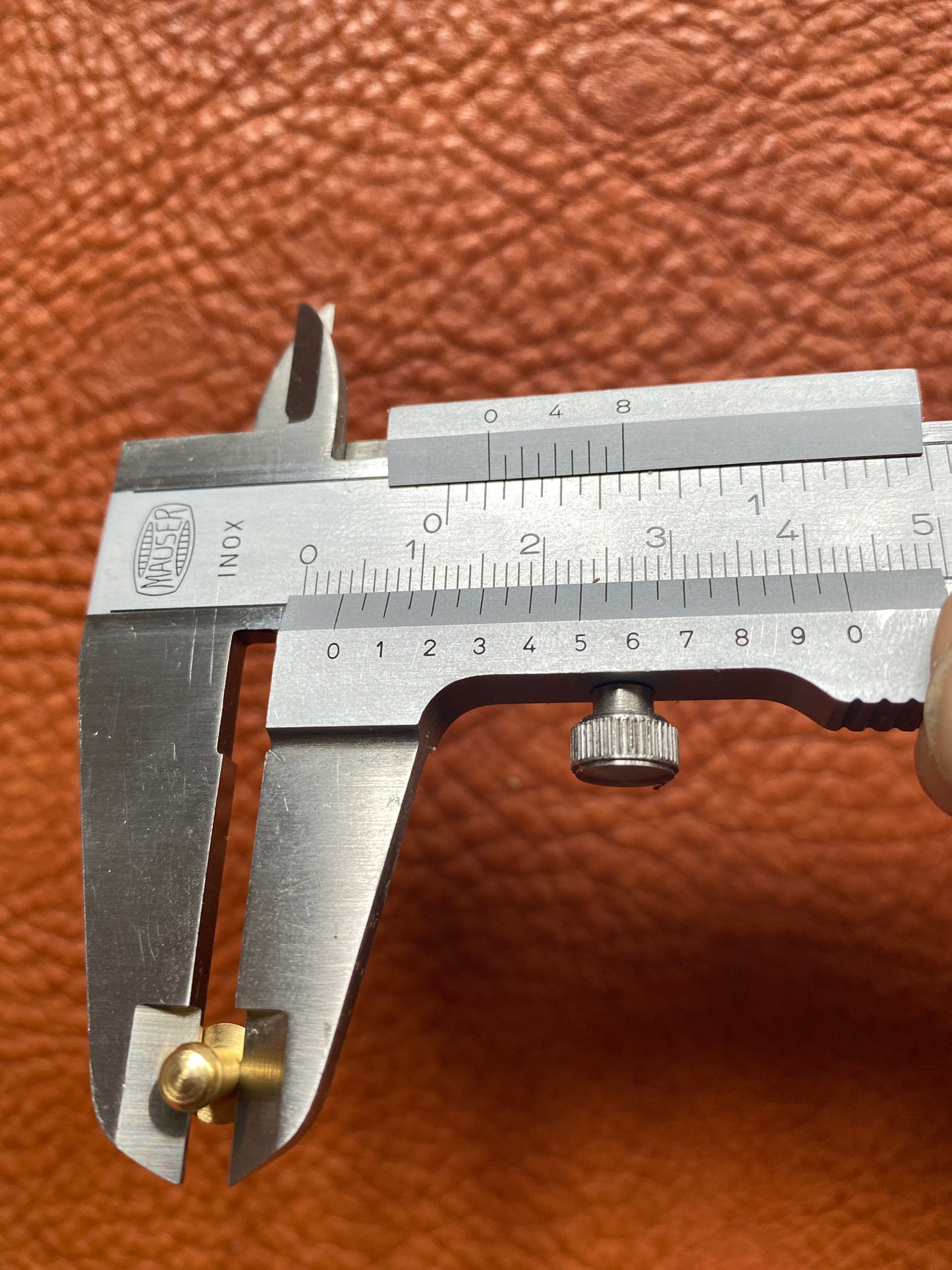 Botón de bolsillo 4,5/3,5mm con tornillo M3x5mm. Altura del vástago 3,8mm. Latón.