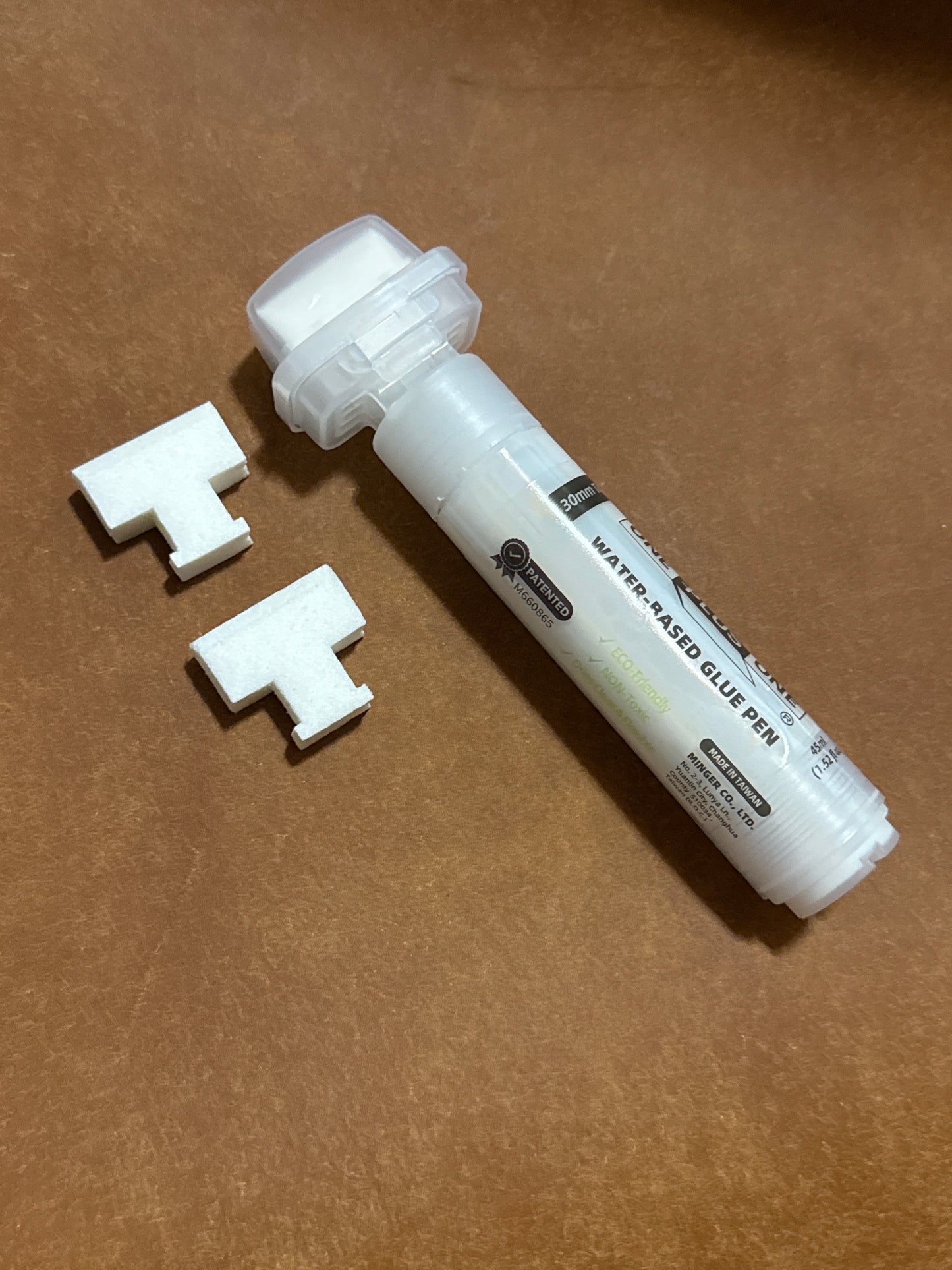 ONE PLUS ONE Glue Pen befüllt mit Kleber + 2 Ersatzspitzen