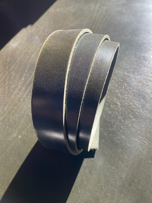 Leather Strap Deep Green Pull Up 3 mm | 130 cm. Neck.
