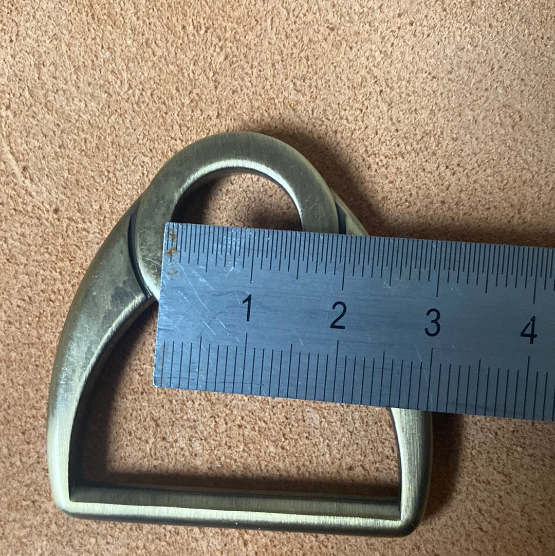 Anilla en D con guía de doble bucle de 37 mm de paso de latón antiguo