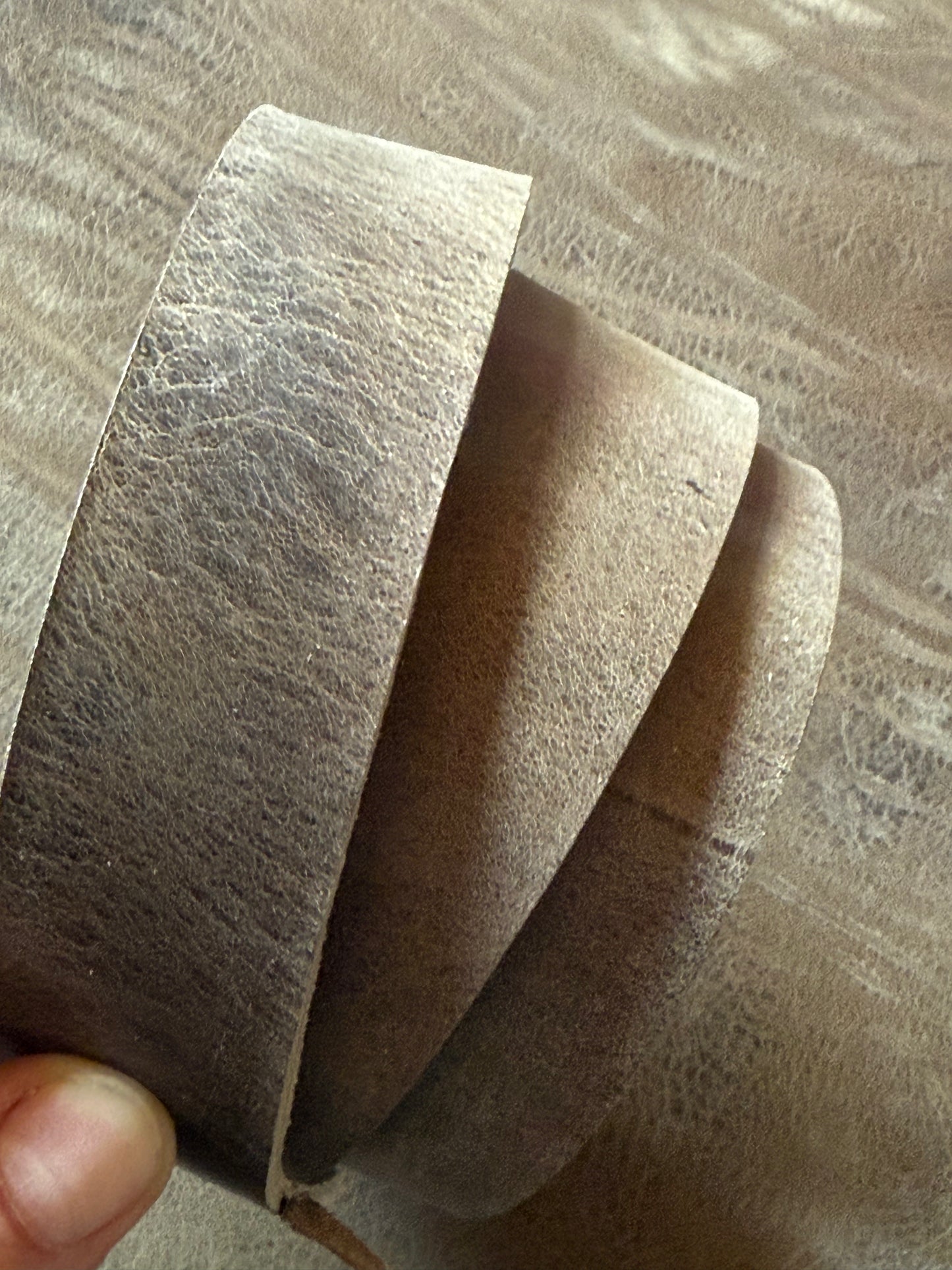 Leder Riemen 3,5 mm, grau-beige Taupe Charakter rustic 125-130 cm. Hals