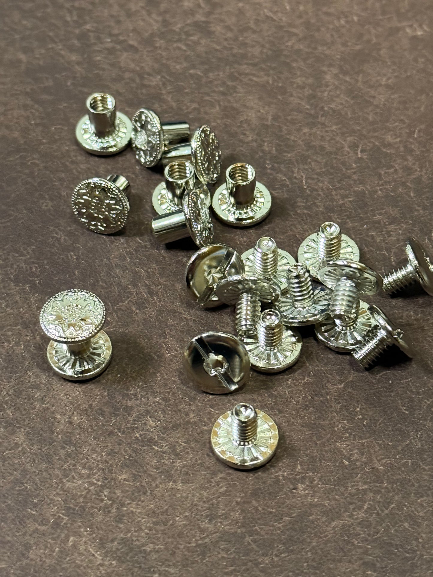 5x Chicago Screw D10mm 1/4“ H6,4mm with floral design. Messing vernickelt. Brass nickel plated. Buchschraube