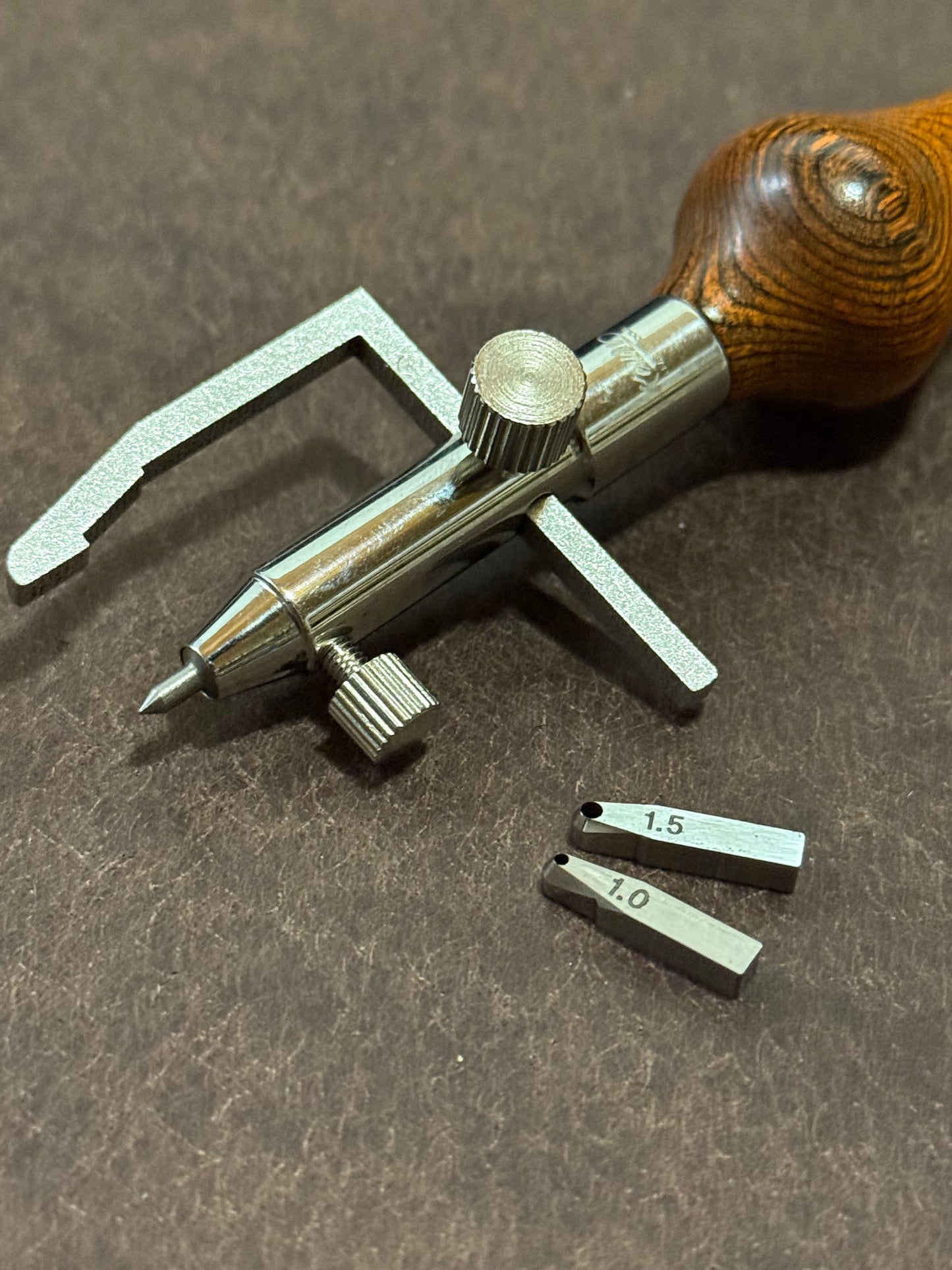 Kevin Lee Rillenzieher. Ranurador de costuras.