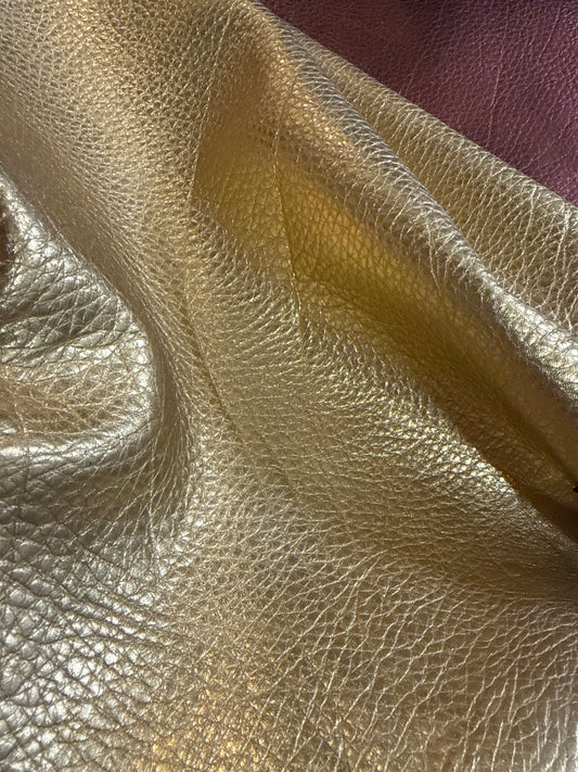Kalbnappa Gold-Metallic 1,2mm. Breite 70-80 cm. Zentimeterware.