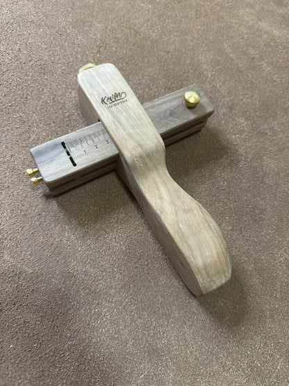 Kevin Lee Riemenschneider inkl. 2x Klingen. Skala bis 6cm Breite. Strap cutter