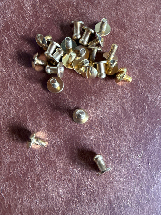 Knopfniete Beiltaschenknopf 4,5/3,5mm mit Schraube M3x6mm. Gesamthöhe ca. 8mm. Schafthöhe 4mm. Messing.