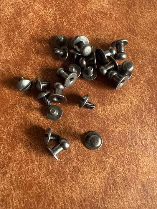Knopfniete Beiltaschenknopf 6/4mm mit Schraube M3x6mm. Gesamthöhe 9,5mm. Schafthöhe 4,5mm. Messing schwarz.