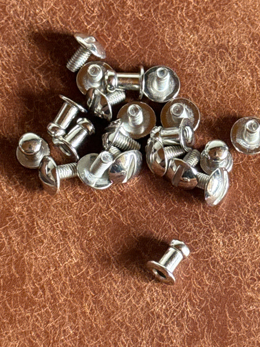 Knopfniete Beiltaschenknopf 4,5/3,5mm mit Schraube M3x6mm. Gesamthöhe 8mm. Schafthöhe 4,5mm. Weißbronze.
