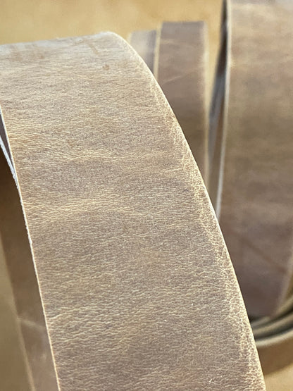 Arnés correas de cuero lijadas naturalmente 3,0-3,5 mm aprox. 125 cm.