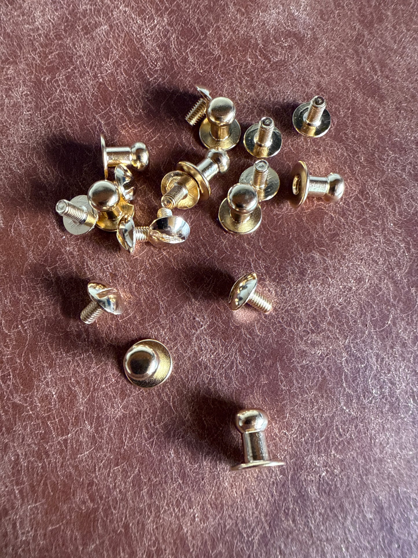 Knopfniete Beiltaschenknopf 6/4mm mit Schraube M3x6mm. Gesamthöhe 9,5mm. Schafthöhe 4,5mm. Messing vergoldet.
