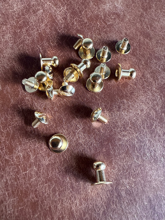 Knopfniete Beiltaschenknopf 6/4mm mit Schraube M3x6mm. Gesamthöhe 9,5mm. Schafthöhe 4,5mm. Messing vergoldet.