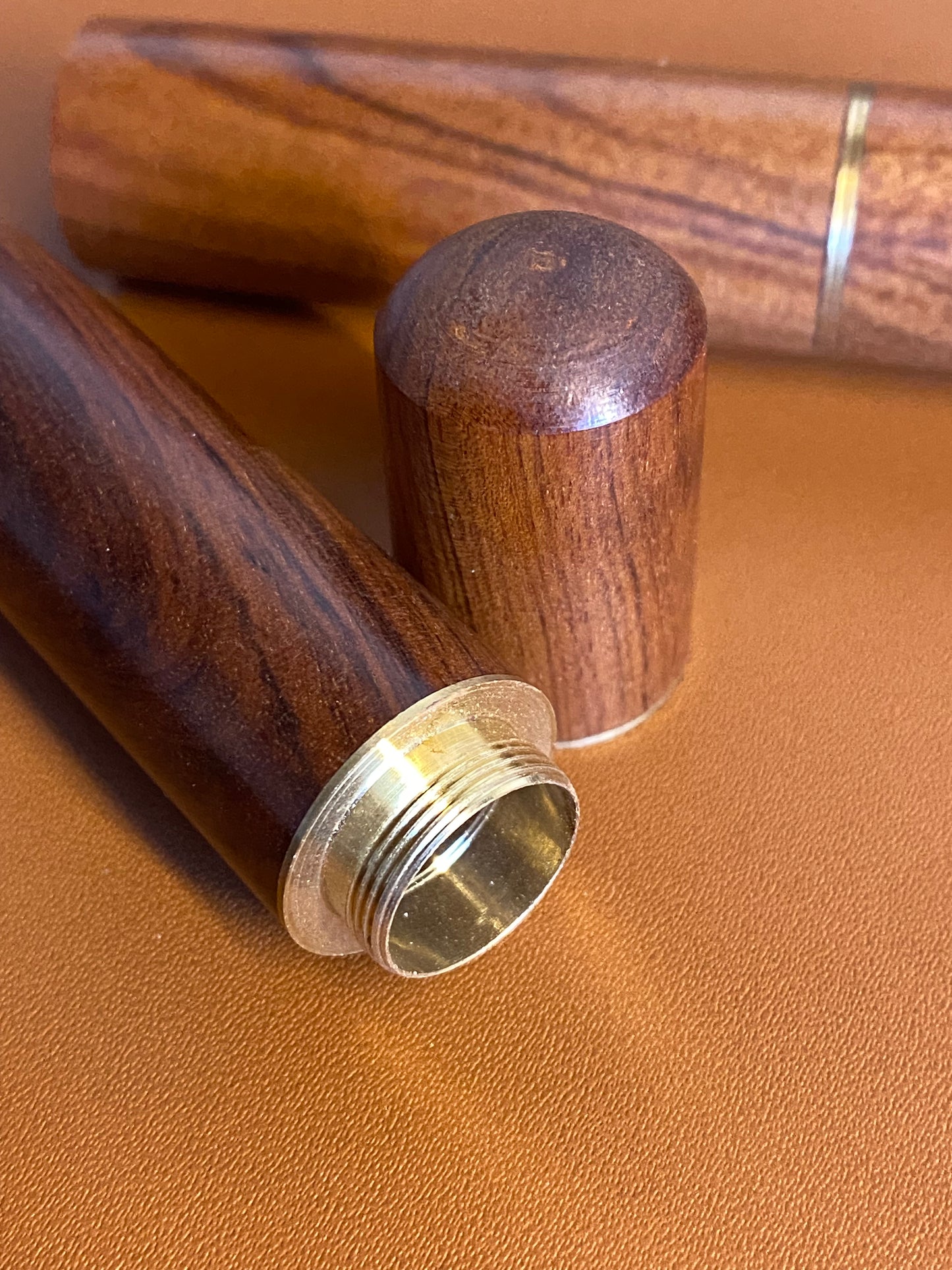 Aufbewahrungsbehältnis aus Holz für Sattlernadeln mit Schraubdeckel