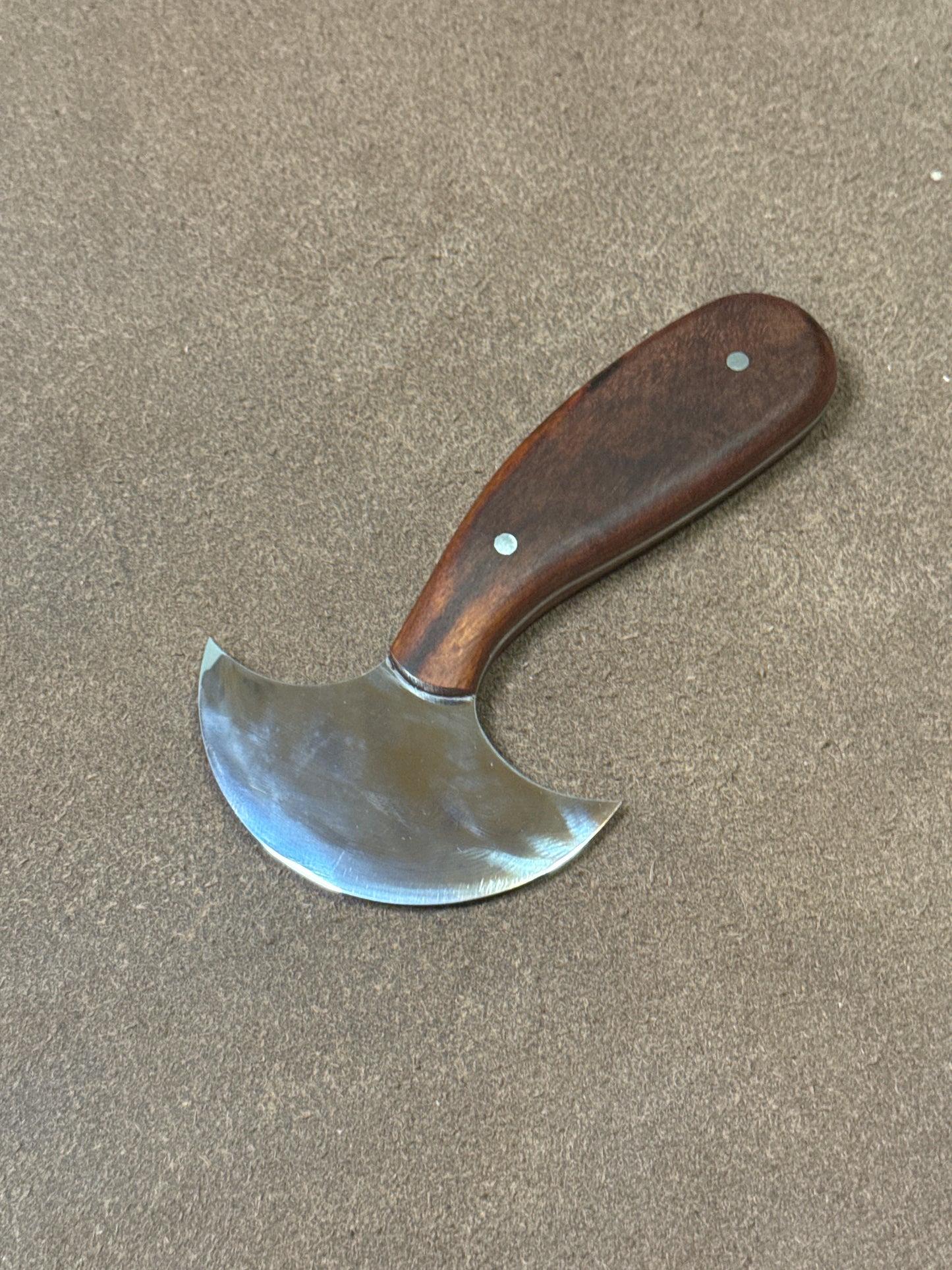 Kevin Lee cuchillo de media luna para trabajos en cuero 8,0/14,5 cm. Cuchillo redondo Kevin Lee (alto pulido)