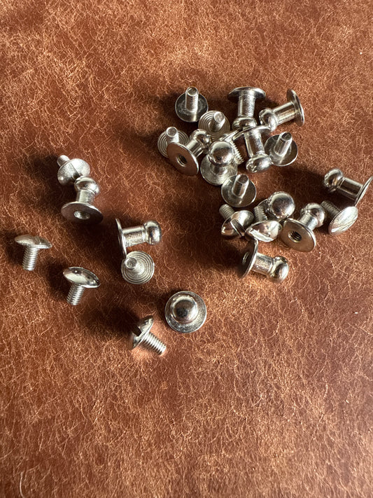 Knopfniete Beiltaschenknopf 6/4mm mit Schraube M3x6mm. Gesamthöhe 9,5mm. Schafthöhe 4,5mm. Messing vernickelt.