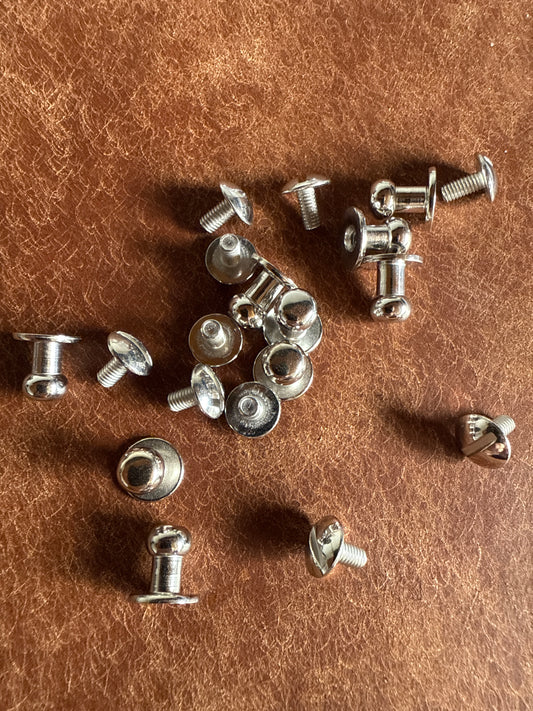 Knopfniete Beiltaschenknopf 6/4mm mit Schraube M3x6mm. Gesamthöhe 9,5mm. Schafthöhe ca. 4,5mm. Weißbronze.