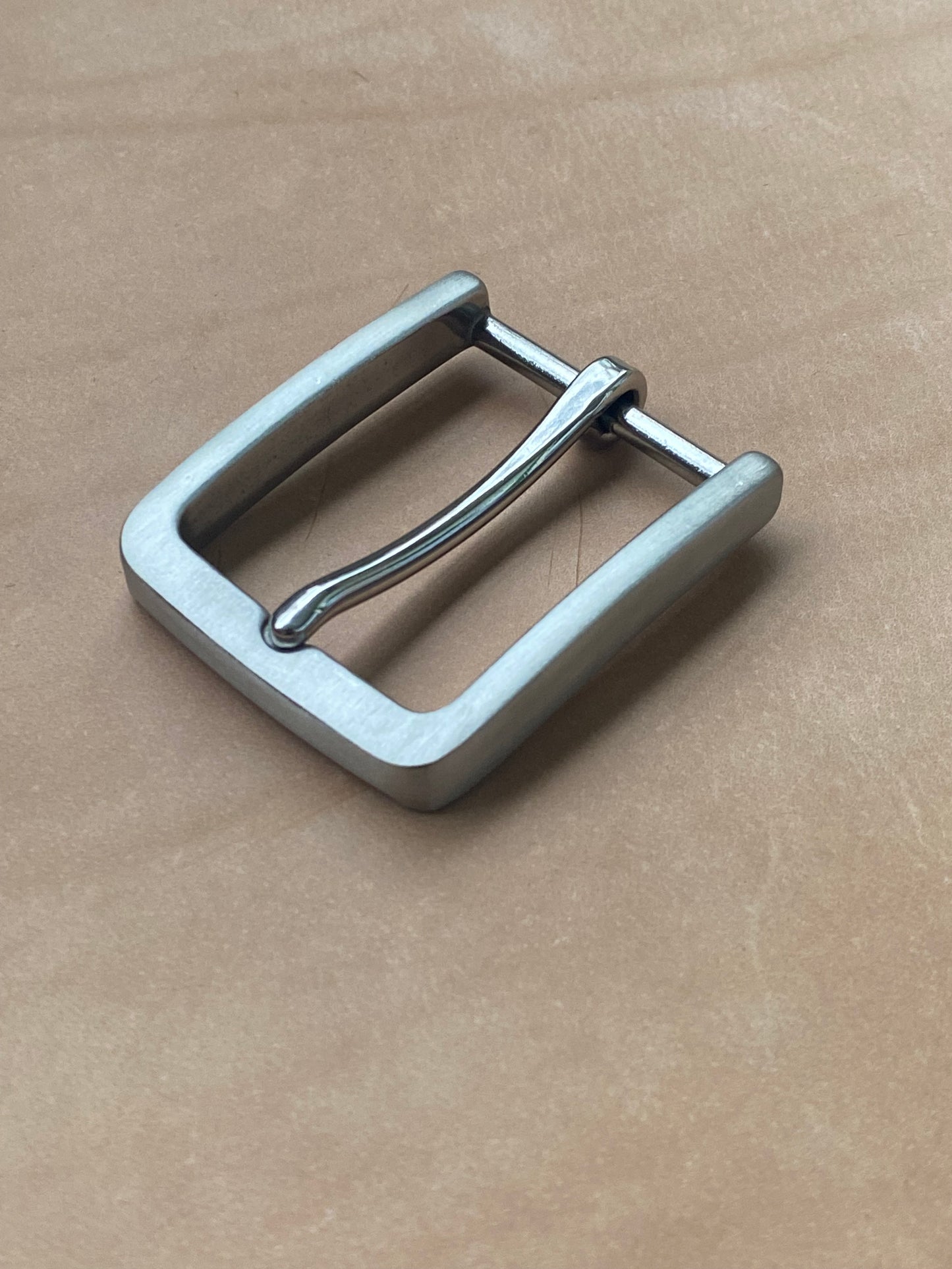 Stainless steel buckle 35 mm diameter. Highly polished