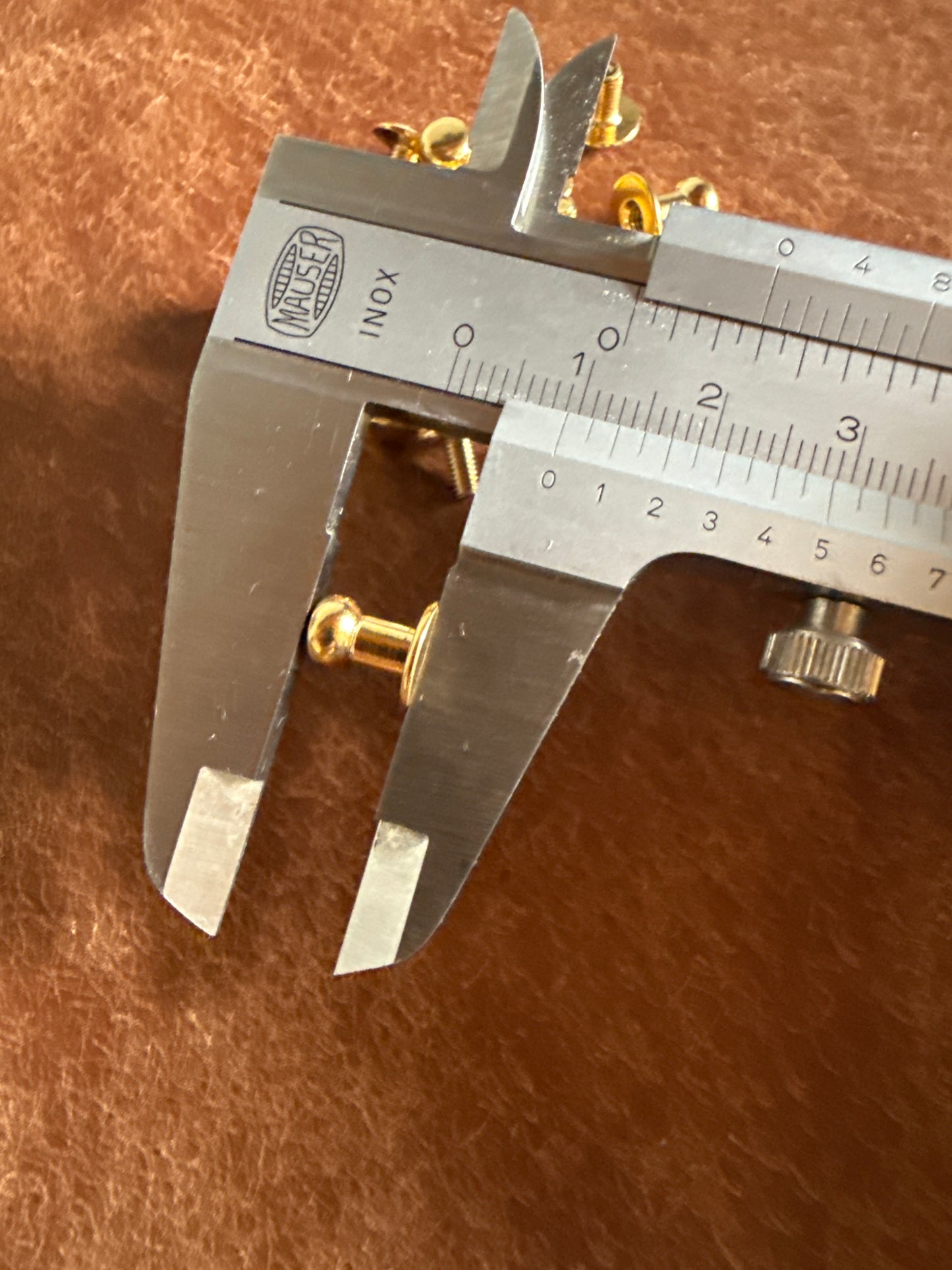 Knopfniete Beiltaschenknopf 6/4mm mit Schraube M3x6mm. Gesamthöhe 9,5mm. Schafthöhe 4,5mm. Messing vergoldet.