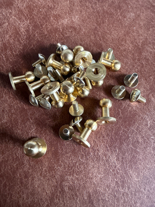 Knopfniete Beiltaschenknopf 7/4mm mit Schraube M3x7mm. Gesamthöhe 12mm. Schafthöhe 6mm. Messing.