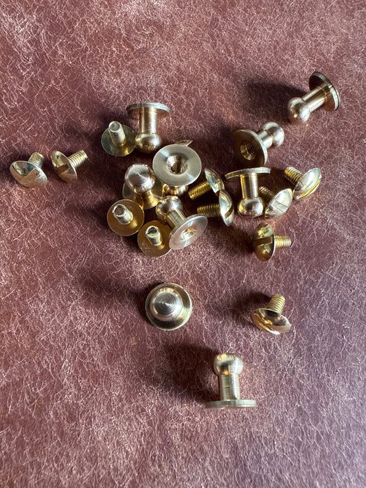 Knopfniete Beiltaschenknopf 6/4mm mit Schraube M3x6mm. Gesamthöhe 9,5mm. Schafthöhe ca. 4,5mm. Messing.