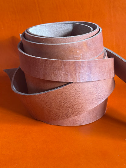 Hermann Oak „Old World Harness“ col. Russet. Geschirrleder Riemen. Belt straps. 5,5-6 mm ab 2m Länge.