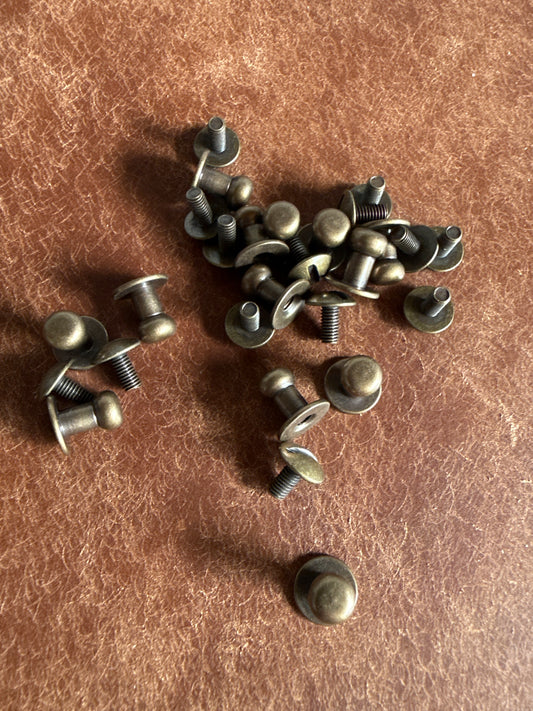 Knopfniete Beiltaschenknopf 6/4mm mit Schraube M3x6mm. Gesamthöhe 9,5mm. Schafthöhe 4,5mm. Altmessing.