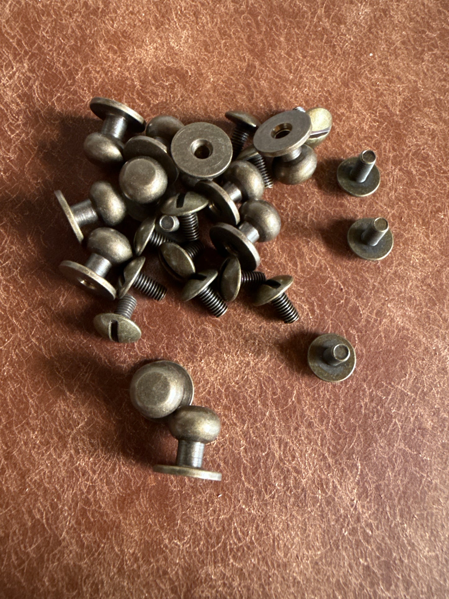 Knopfniete Beiltaschenknopf 8/4mm mit Schraube M3x6mm. Gesamthöhe 10mm. Schafthöhe 4mm. Altmessing.