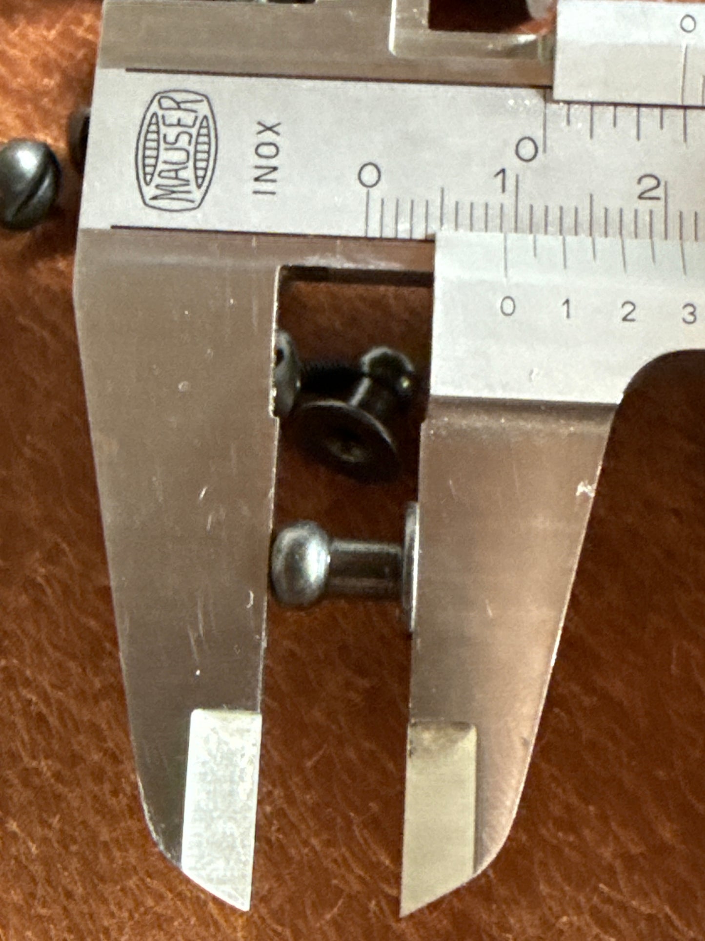 Knopfniete Beiltaschenknopf 6/4mm mit Schraube M3x6mm. Gesamthöhe 9,5mm. Schafthöhe 4,5mm. Messing schwarz.