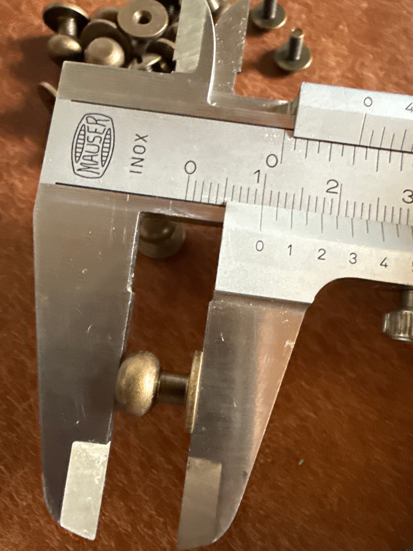 Knopfniete Beiltaschenknopf 8/4mm mit Schraube M3x6mm. Gesamthöhe 10mm. Schafthöhe 4mm. Altmessing.