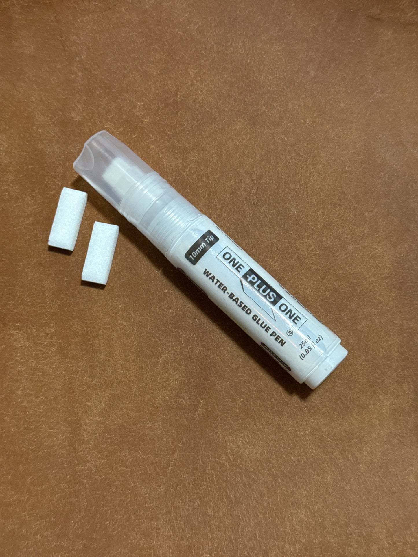 ONE PLUS ONE Glue Pen befüllt mit Kleber + 2 Ersatzspitzen