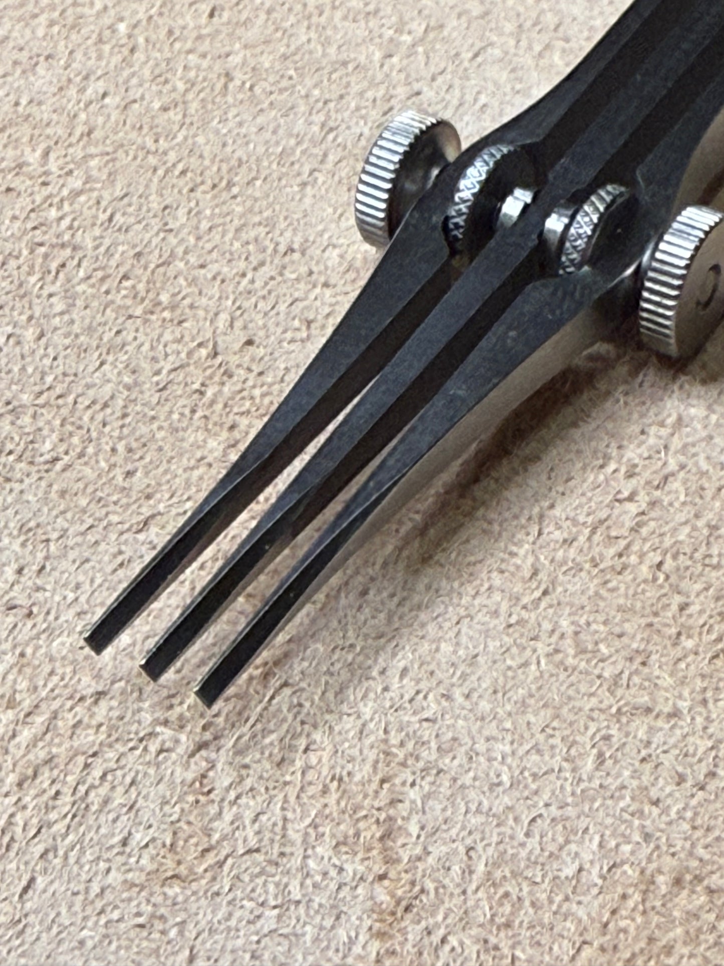 Kevin Lee justierbares Prickeisen französische Form. French style. Adjustable 3 prong stitiching chisel