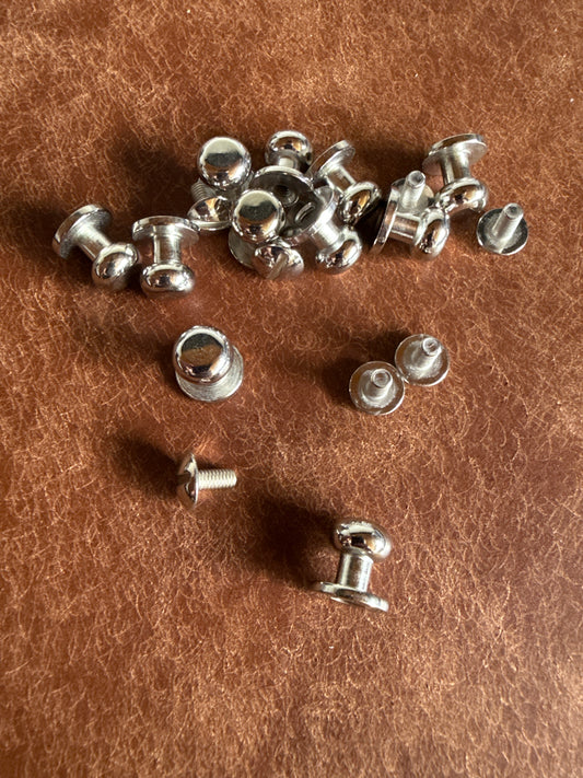 Knopfniete Beiltaschenknopf 8/4mm mit Schraube M3x6mm. Gesamthöhe 10mm. Schafthöhe 4mm. Weißbronze.