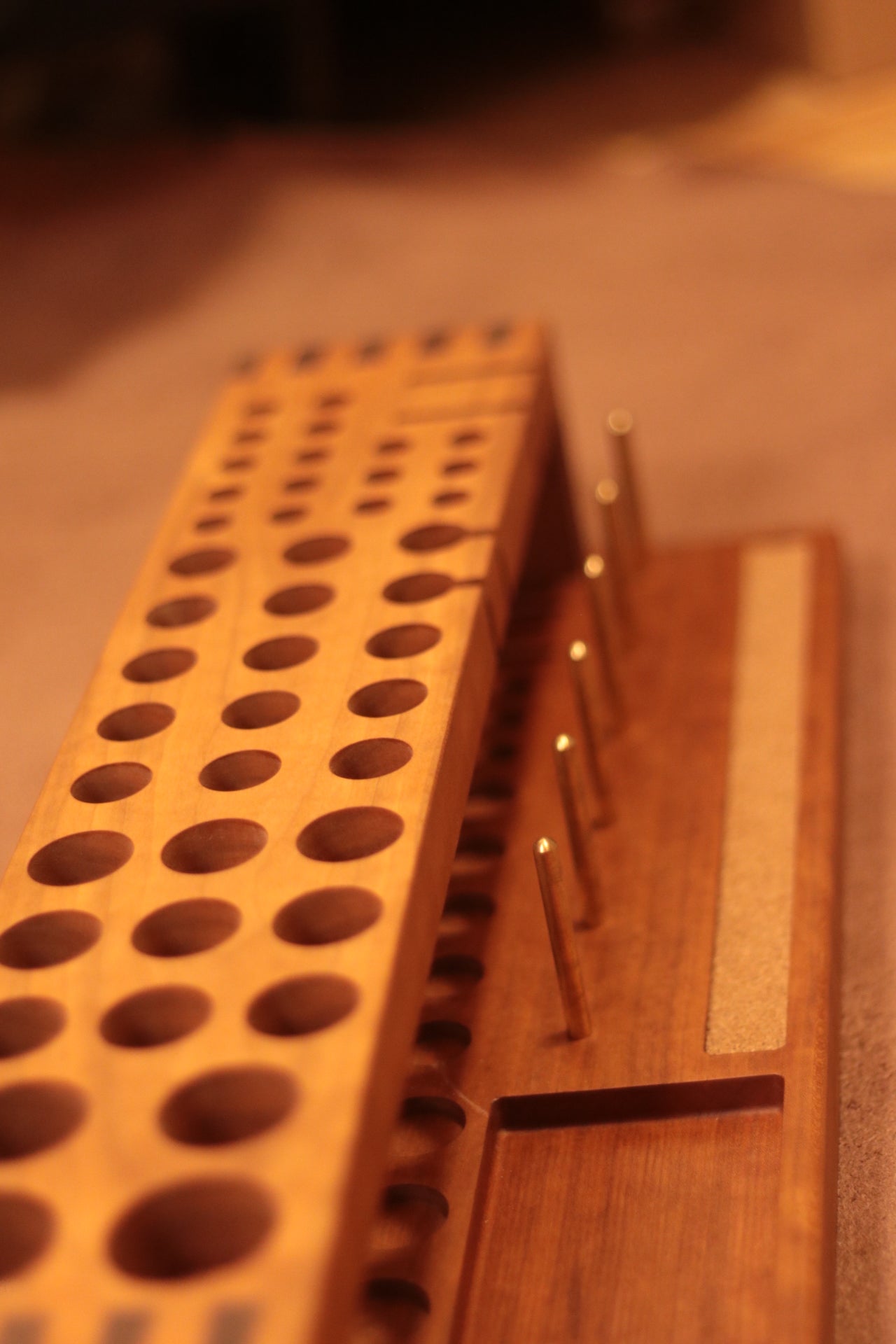 Werkzeugablage Werkzeugständer aus Massivholz Walnuss+Cherry. Pre-Order