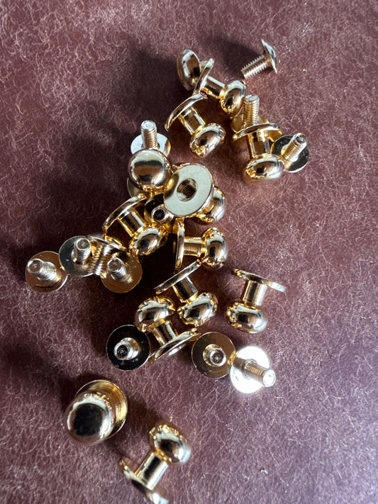 Knopfniete Beiltaschenknopf 8/4mm mit Schraube M3x6mm. Gesamthöhe 10mm. Schafthöhe 3,5mm. Messing vergoldet.