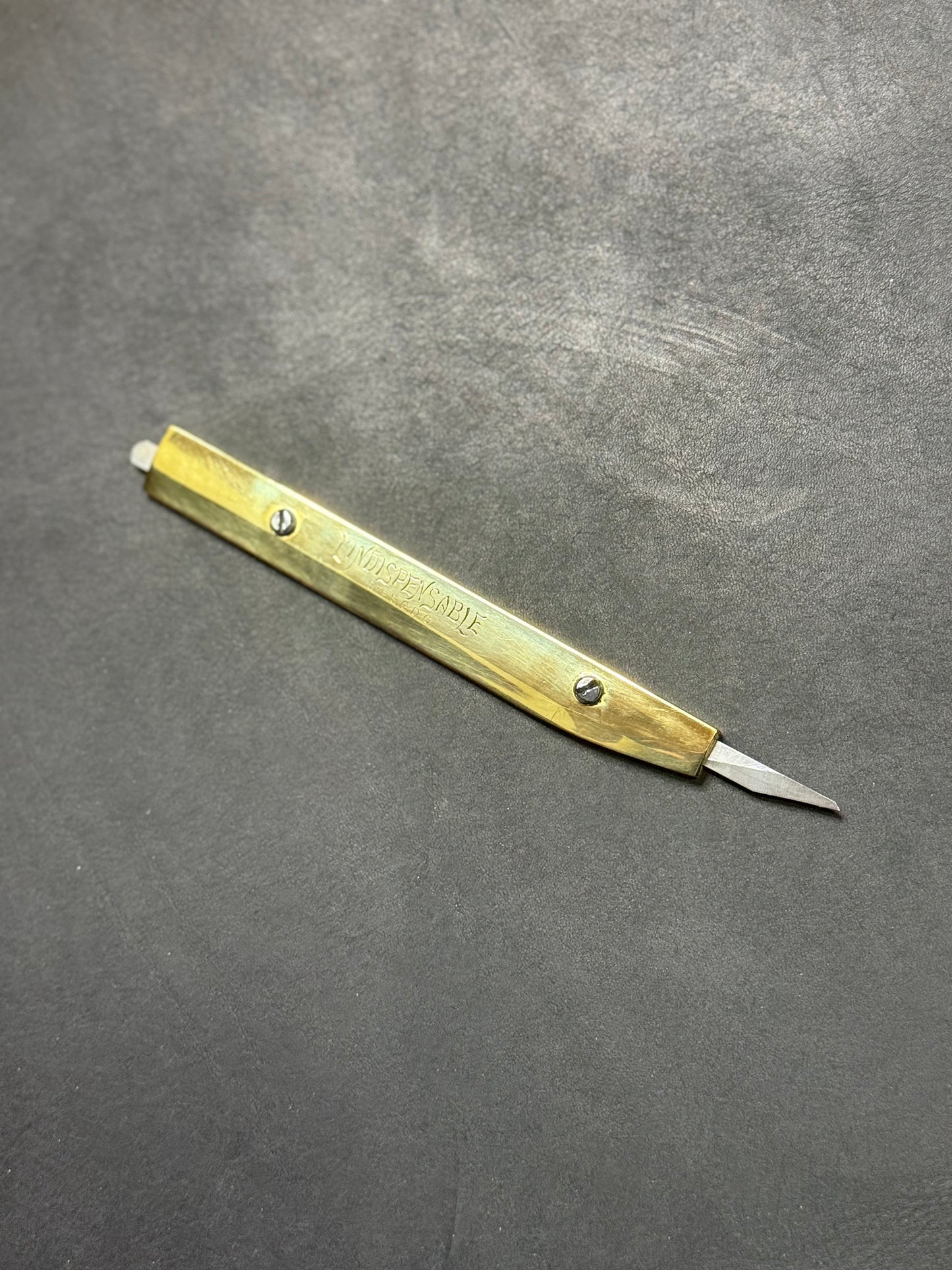 Cuchillo de latón Vergez Blanchard Messing con hoja incluida. Cuchillo de corte de latón "L'Indispensable". Para zurdos.