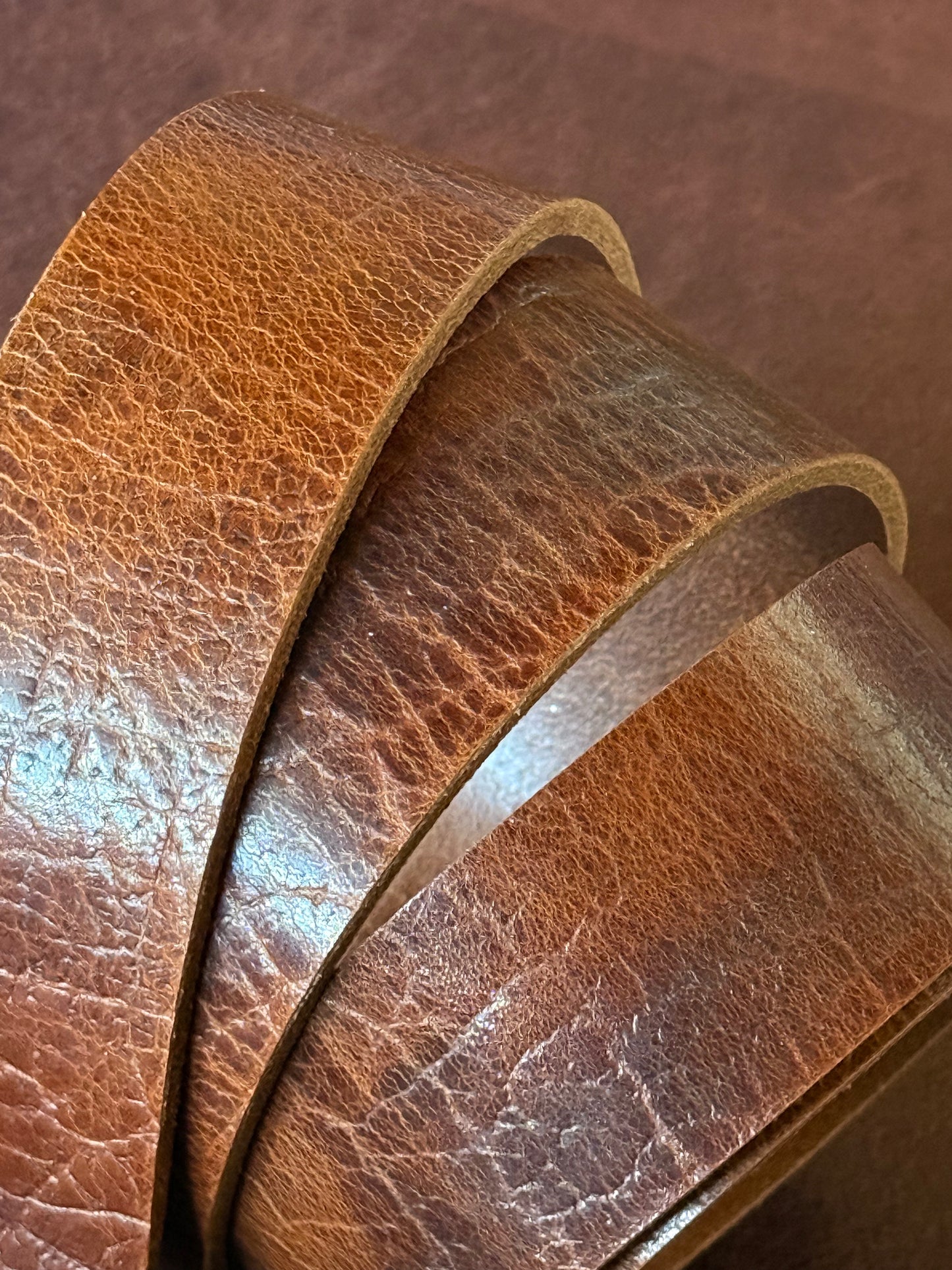 Lederriemen „Vintage“ Cognac geprägt 3,5-4 mm 130-140 cm. Hals.