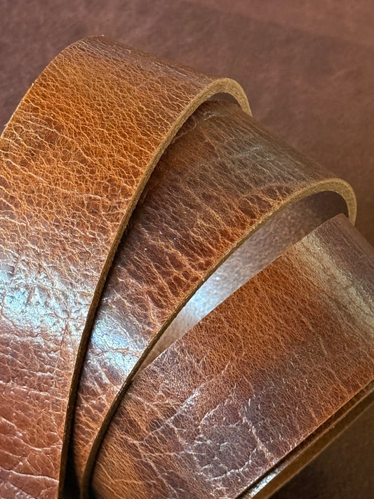 Lederriemen „Vintage“ Cognac geprägt 3,5-4 mm 130-140 cm. Hals.