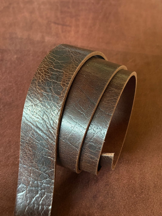 Lederriemen „Vintage“ Braun geprägt 3,5-4 mm 130-140 cm. Hals.