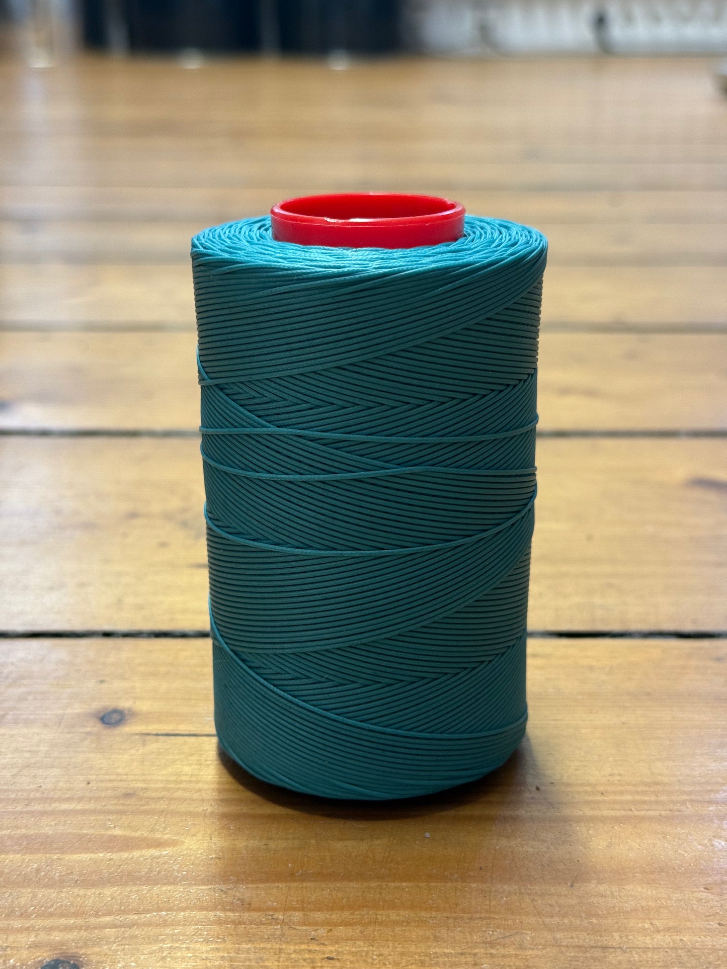 0,8 mm Ritza 25 tiger 100 m Spule | Nähgarn für Leder, gewachst. Handstich, flache Form
