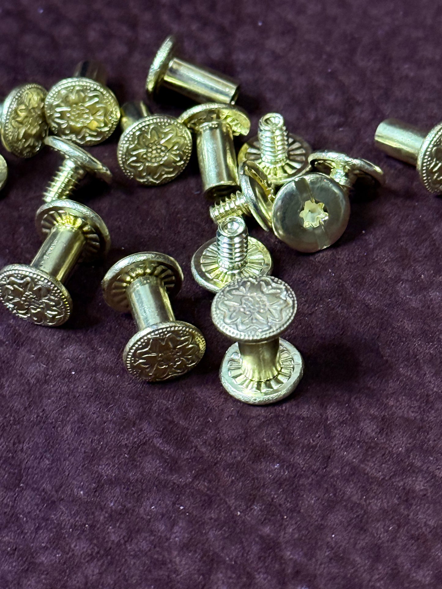 5x Chicago Screw D10mm 3/8“ H9,5mm with floral design. Messing. Solid brass. Buchschraube