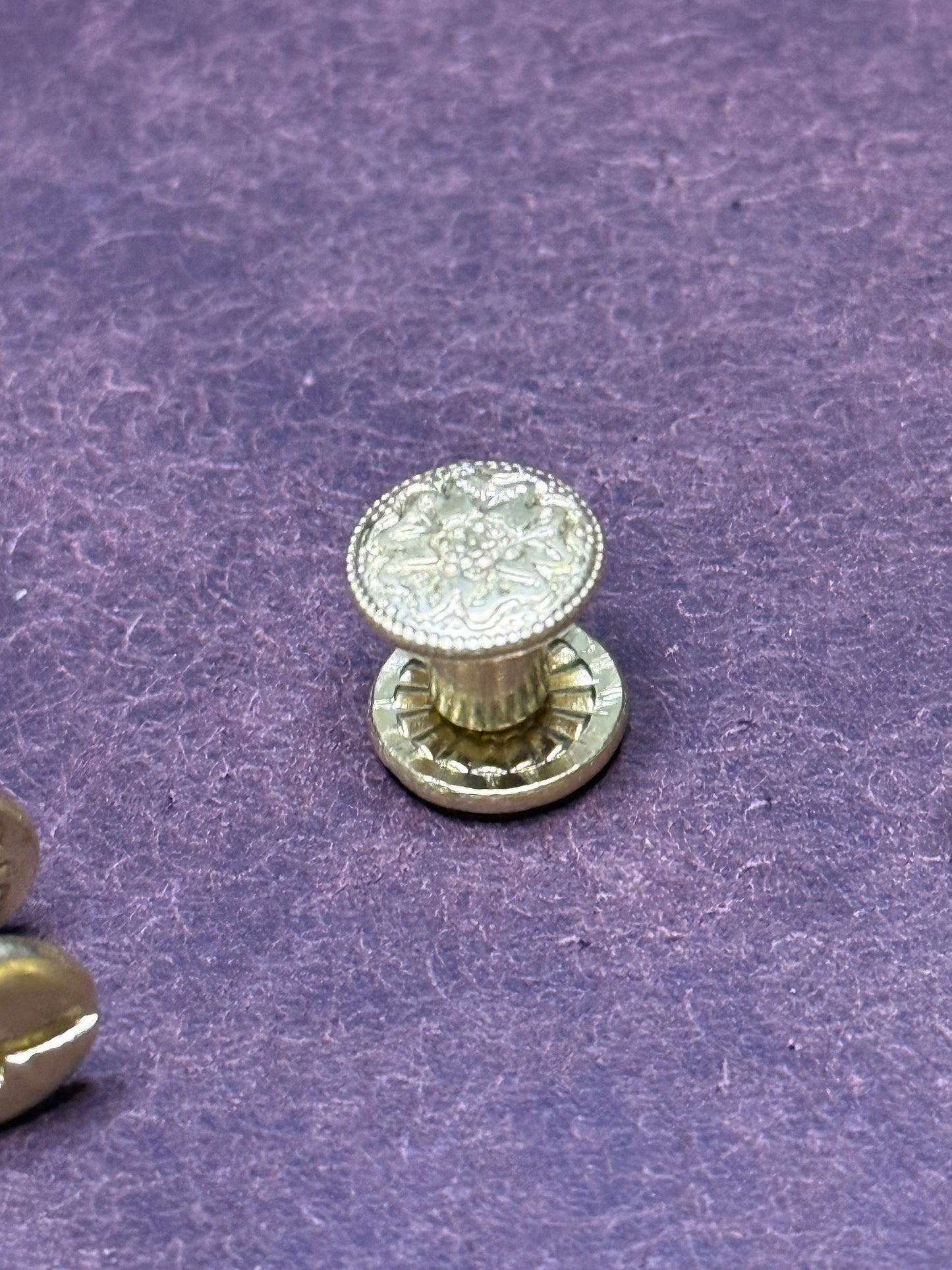 5x Chicago Screw D10mm 1/4“ H6,4mm with floral design. Messing. Solid brass. Buchschraube