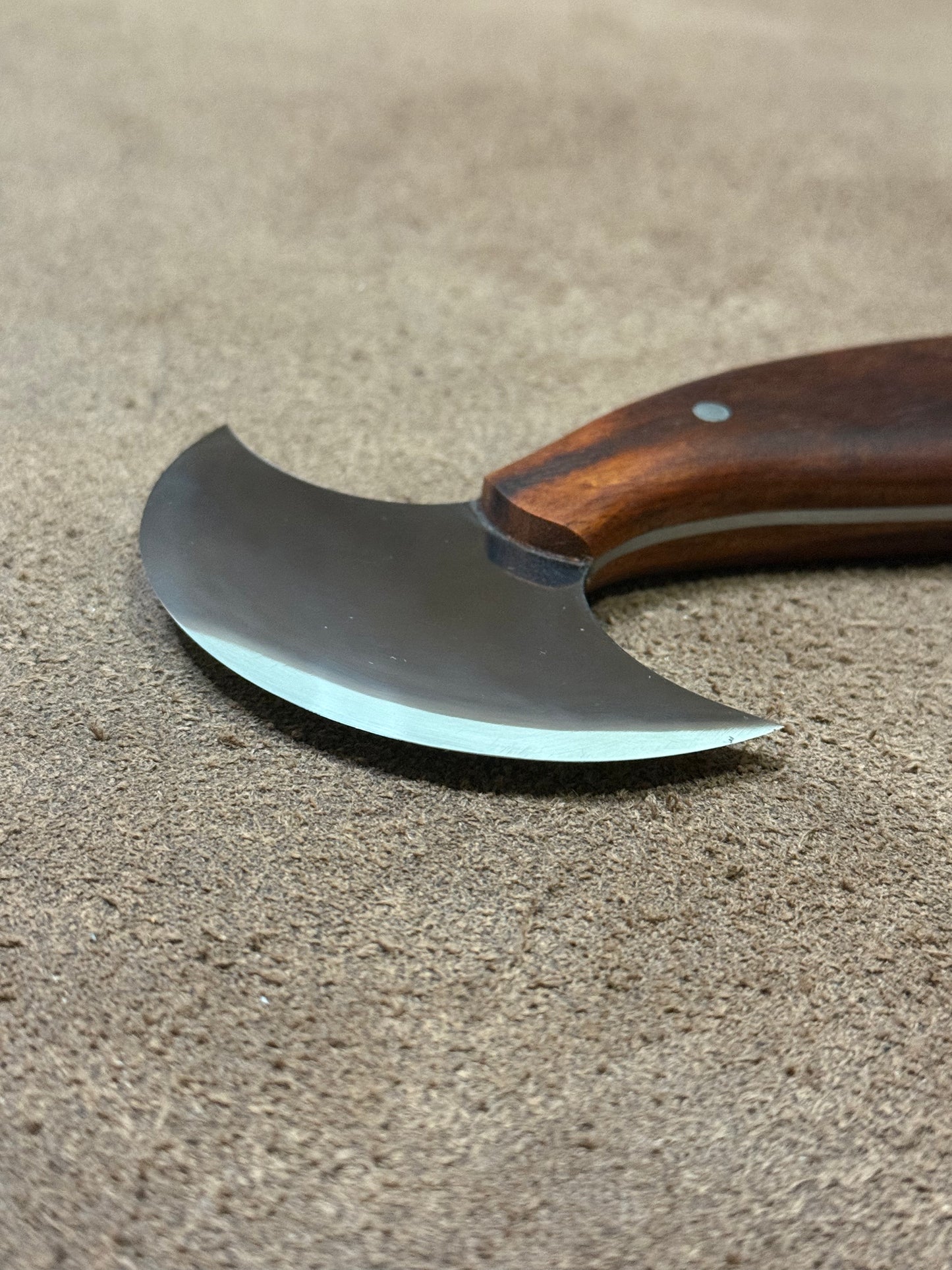 Kevin Lee cuchillo de media luna para trabajos en cuero 8,0/14,5 cm. Cuchillo redondo Kevin Lee (alto pulido)