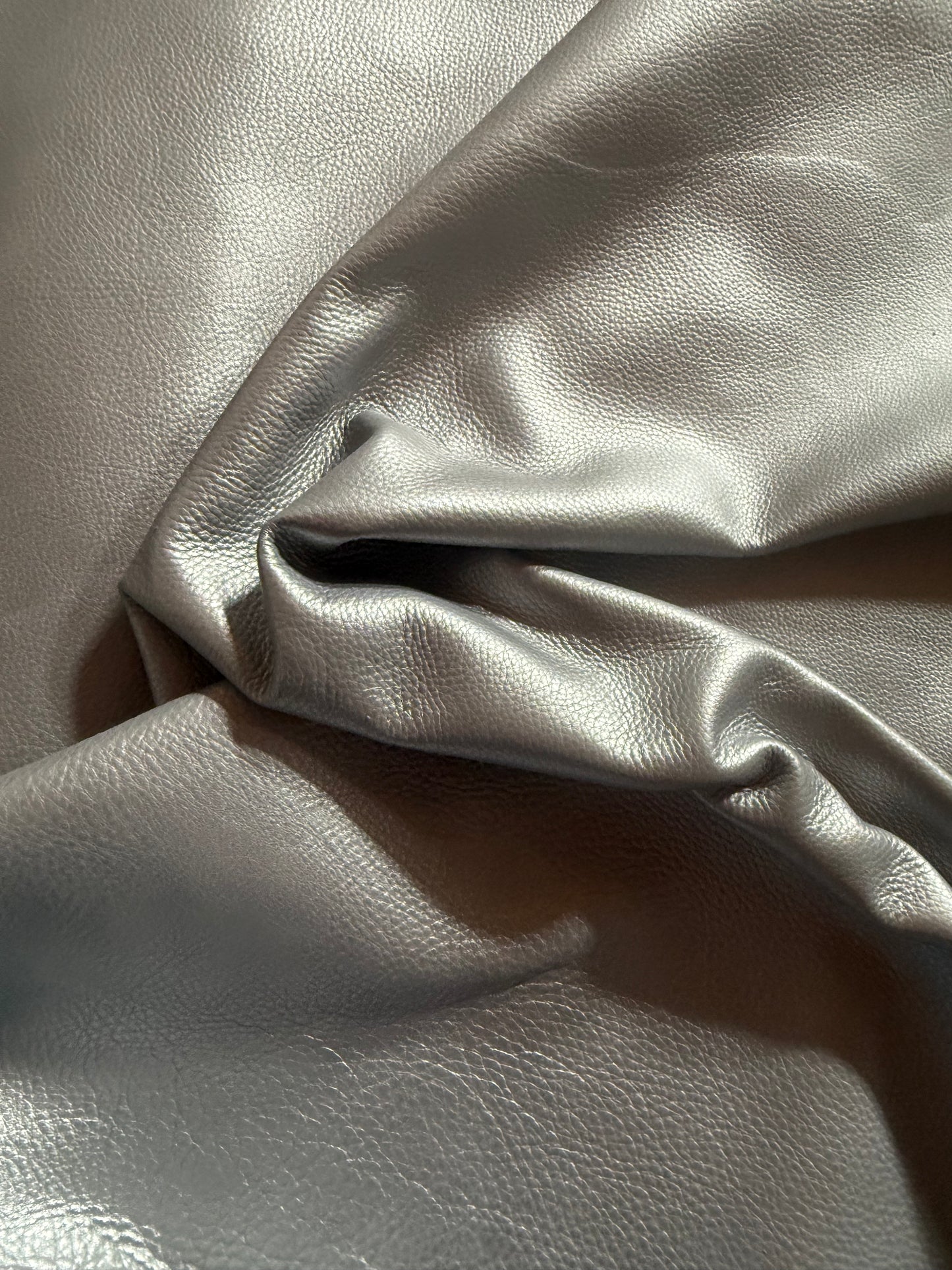 Kalbnappa Silber-Metallic 1,2mm. Breite 70-80 cm. Zentimeterware.