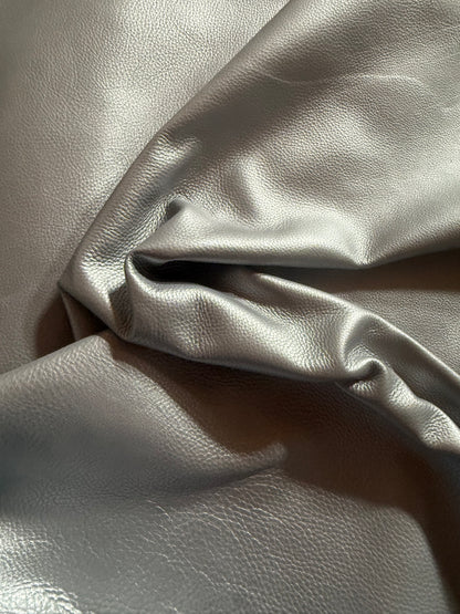 Kalbnappa Silber-Metallic 1,2mm. Breite 70-80 cm. Zentimeterware.