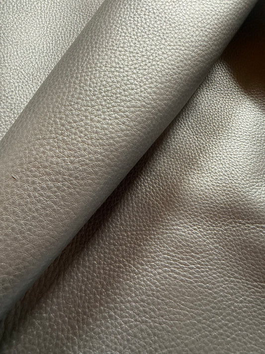Kalbnappa Silber-Metallic 1,2mm. Breite 70-80 cm. Zentimeterware.
